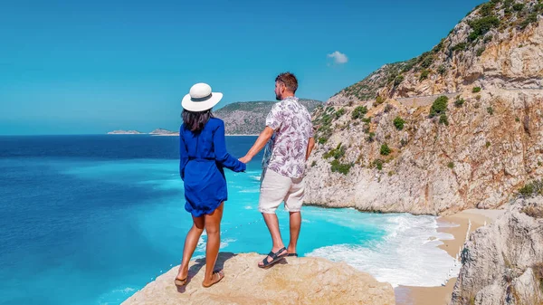 カプタスビーチ リシア海岸トルコカプタスビーチは トルコのカス島で休暇中に地中海を見渡す若い男女のカップルです — ストック写真