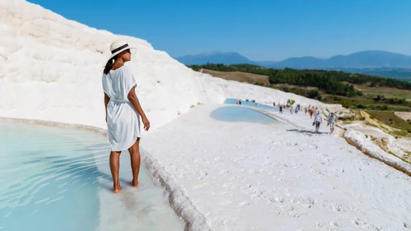 パムッカレにある自然のトラバーチンプールとテラス 南西部トルコの綿の城 帽子の天然プールと白いドレスの女の子パムッカレトルコ — ストック写真