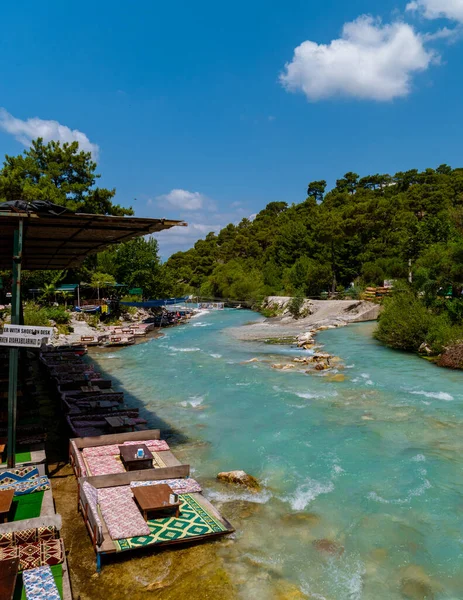 2018年8月トルコのサクリメント 有名なキャニオンの近くの川のカラフルなレストラン — ストック写真