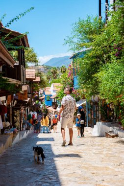 Kas Antalya Türkiye Temmuz 2018, birçok restoranı olan eski merkezin dar sokaklarında renkli bir ev. 