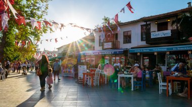 Kas Antalya Türkiye Temmuz 2018, birçok restoranı olan eski merkezin dar sokaklarında renkli bir ev. 