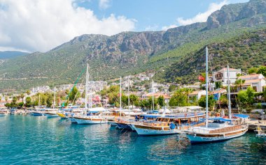 Kas Antalya Türkiye Temmuz 2018, birçok restoranı olan eski merkezin dar sokaklarında renkli bir ev. 