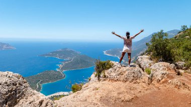 Kas hindisi Asyalı kadınlar dağlara tırmanıyor okyanusa bakıyor, Kas Rivera dağından panoramik manzara, Kas Türkiye 'nin Lycian patikalarını tırmanıyor.. 