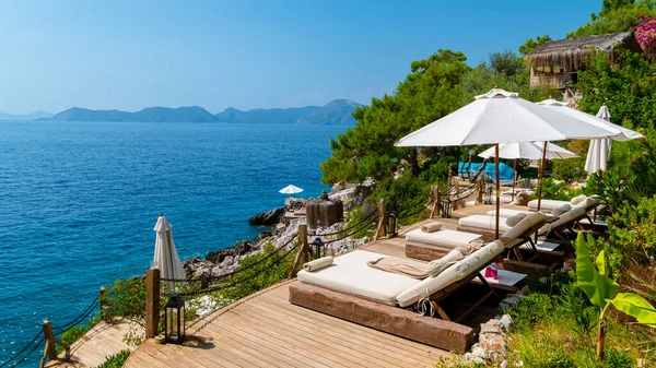 Liegestühle Mit Weißen Sonnenschirmen Die Einem Sommertag Über Das Meer — Stockfoto