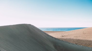 Güneş doğarken Maspalomas Gran Canaria 'nın kum tepeleri. Gran Canaria çölünde güzel kum tepecikleri