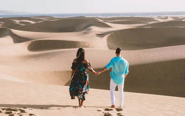 Maspalomas Gran Canariaのビーチを歩くカップルスペイン 男性と女性Maspalomas Gran Canariaの砂丘砂漠 — ストック写真