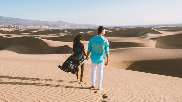 Maspalomas Gran Canariaのビーチを歩くカップルスペイン 男性と女性Maspalomas Gran Canariaの砂丘砂漠 — ストック写真