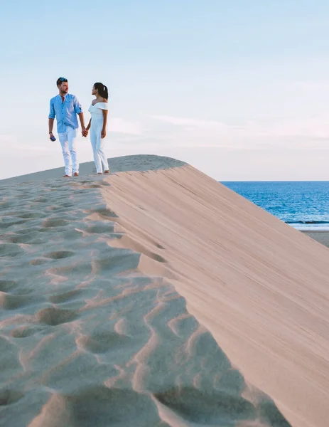 Pareja Caminando Por Playa Maspalomas Gran Canaria España Hombres Mujeres — Foto de Stock