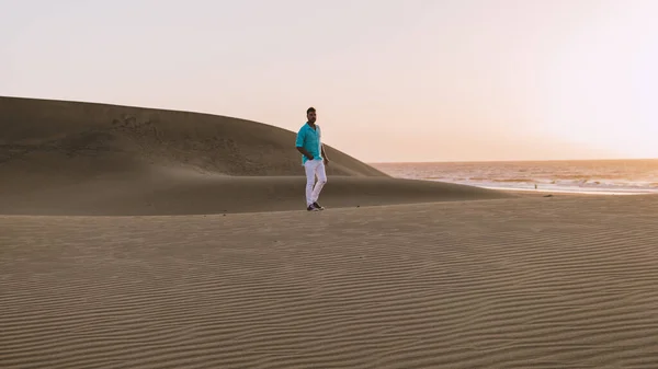 Jonge Mannen Wandelen Aan Het Strand Van Maspalomas Gran Canaria — Stockfoto