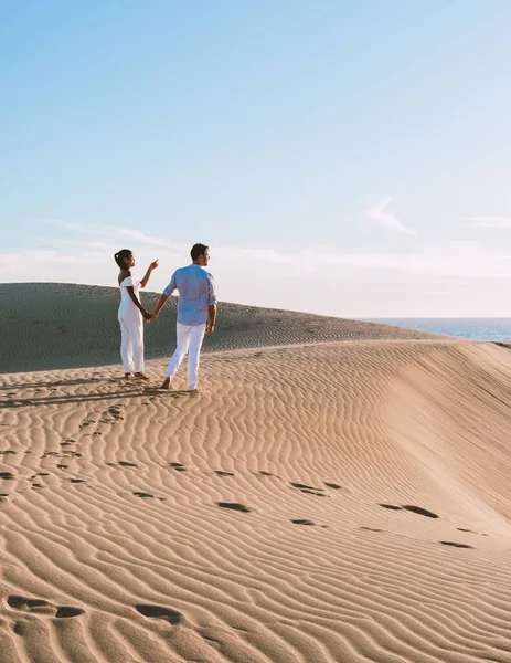 Casal Caminhando Praia Maspalomas Gran Canaria Espanha Homens Mulheres Deserto — Fotografia de Stock