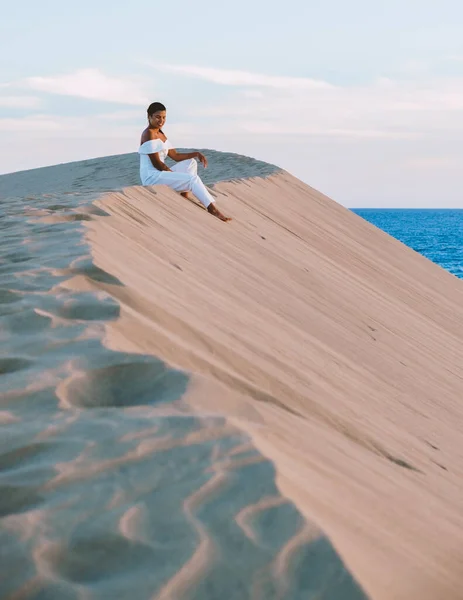 カナリア諸島での休暇中にマスパロマス砂丘グラン カナリアのデザートで若い女性 スペイン グラン カナリア砂丘で — ストック写真