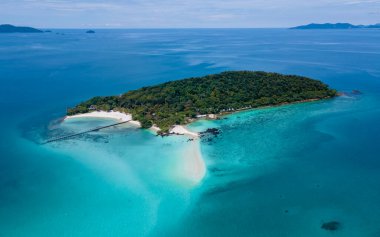 Koh Kham Trat Tayland, Koh Mak Tayland yakınlarındaki tropik adanın havadan görünüşü. Beyaz kumlu sahil, palmiye ağaçları ve okyanusta büyük siyah kaya taşları.
