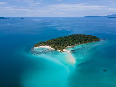 Koh Kham Trat Tayland, Koh Mak Tayland yakınlarındaki tropik adanın havadan görünüşü. Beyaz kumlu sahil, palmiye ağaçları ve okyanusta büyük siyah kaya taşları.