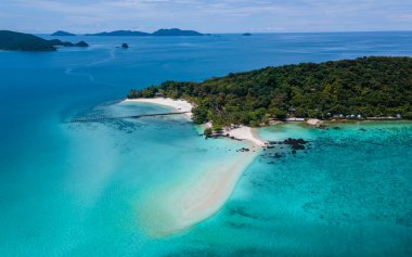 Koh Kham Trat Tayland, Koh Mak Tayland yakınlarındaki tropik adanın havadan görünüşü. Beyaz kumlu sahil, palmiye ağaçları ve okyanusta büyük siyah kaya taşları.