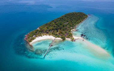 Koh Kham Trat Tayland, Koh Mak Tayland yakınlarındaki tropik adanın havadan görünüşü. Beyaz kumlu sahil, palmiye ağaçları ve okyanusta büyük siyah kaya taşları.