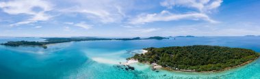 Kristal berraklığında okyanusu olan tropik bir ada, Koh Kham Trat Tayland, Koh Mak Tayland yakınlarındaki tropik adanın havadan görünüşü. Beyaz kumlu sahil, palmiye ağaçları ve okyanusta büyük siyah kaya taşları.