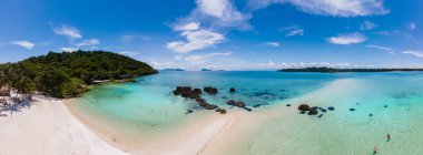 Tropik ada Koh Kham Trat Tayland, Koh Mak Tayland yakınlarındaki tropik adanın havadan görünüşü. Beyaz kumlu sahil, palmiye ağaçları ve okyanusta büyük siyah kaya taşları.