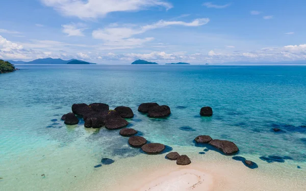 トラット Koh Kham Trat Thailand タイのコマック島付近の熱帯島 ヤシの木がある白い砂浜と海にある大きな黒い岩の石 — ストック写真