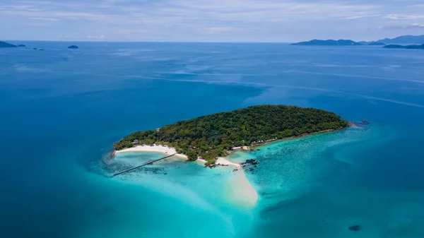 透き通った海を持つ熱帯の島 タイのKoh Kham Trat Thailand Koh Mak Thailandの近くの熱帯の島の空の景色 ヤシの木がある白い砂浜と海にある大きな黒い岩の石 — ストック写真