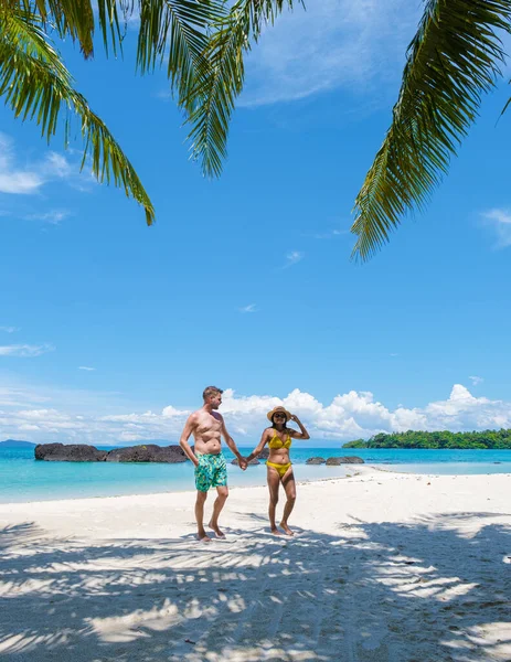 タイの熱帯ビーチを歩いているカップルは タイのコ トラット島にあります ヤシの木がある白い砂浜 Koh Kham島 — ストック写真
