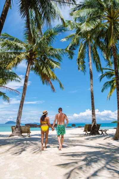 一对情侣在泰国的一个热带海滩上散步 在Koh Kham Trat岛上靠近Koh Mak Thailand Koh Kham岛上白色沙滩上有棕榈树 — 图库照片