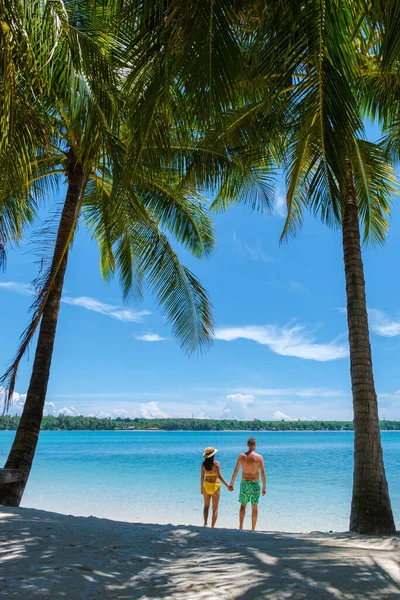 Paar Wandelingen Een Tropisch Strand Thailand Het Eiland Koh Kham — Stockfoto