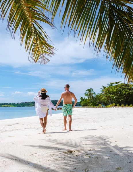 タイの白い熱帯のビーチ Koh Kham Tratを歩いてショートパンツを泳ぐ男性と女性 ヤシの木と白い砂でビーチでアジア系の女性を泳がせ — ストック写真