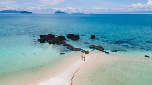 タイの熱帯のビーチで2人の男性と女性のドローンの空の景色 トラット島の近くにあります 熱帯の海岸に住むアジア系の女性や白人男性が — ストック写真
