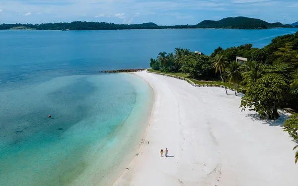 タイの熱帯のビーチで2人の男性と女性のドローンの空の景色 トラット島の近くにあります 熱帯の海岸に住むアジア系の女性や白人男性が — ストック写真
