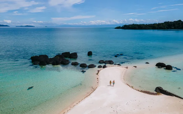 Drone Vue Aérienne Couple Hommes Femmes Sur Une Plage Tropicale — Photo