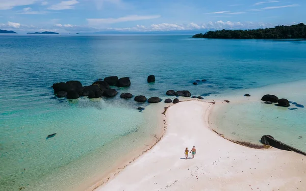 Drone Vista Aerea Coppia Uomini Donne Una Spiaggia Tropicale Thailandia — Foto Stock