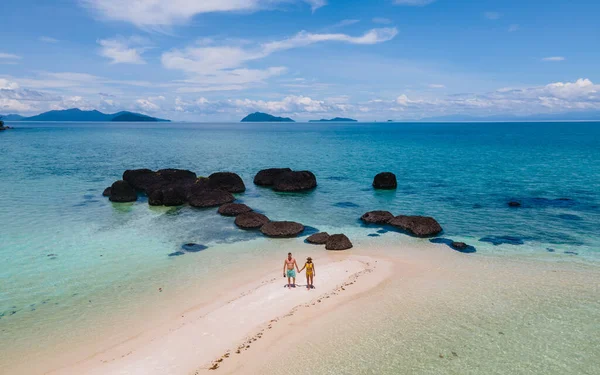 タイの熱帯のビーチで2人の男性と女性のドローンの空の景色 トラット島の近くにあります 熱帯の海岸に住むアジア系の女性や白人男性が — ストック写真