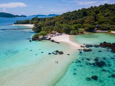 Tayland 'da Koh Kham Adası Trat Koh Mak adlı tropikal bir adada yaşayan bir çift. Beyaz kumlu tropik sahil ve palmiye ağaçlı mavi okyanus