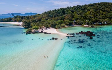Tayland 'da tropikal bir plajda Koh Kham Tayland Trat. Tropik bir adada Asyalı kadınlar ve beyaz erkekler