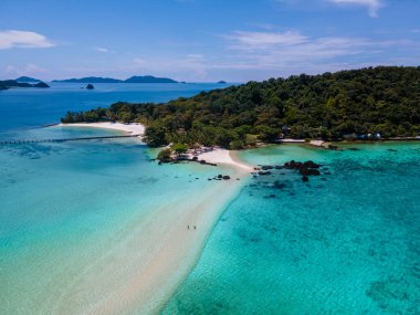 Tayland 'da tropikal bir plajda Koh Kham Tayland Trat. Tropik bir adada Asyalı kadınlar ve beyaz erkekler