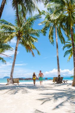 Tayland 'da tropikal bir plajda Koh Kham Tayland Trat. Tropik bir adada Asyalı kadınlar ve beyaz erkekler
