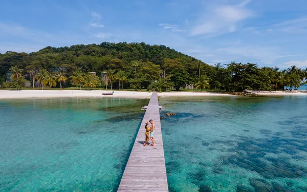 木の板の上のカップルの男性と女性は タイの熱帯の島 熱帯の島の木製の桟橋であるKoh Kham近くのKoh Mak Tratを歩きます — ストック写真