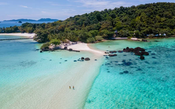 Drone Vista Aérea Par Hombres Mujeres Una Playa Tropical Tailandia — Foto de Stock