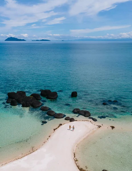 タイの熱帯の島 Koh Kham Island Trat Koh Makのカップルの男性と女性 ヤシの木がある白い砂と青い海の熱帯のビーチ — ストック写真