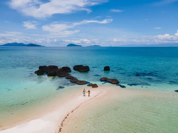 タイの熱帯の島 Koh Kham Island Trat Koh Makのカップルの男性と女性 ヤシの木がある白い砂と青い海の熱帯のビーチ — ストック写真