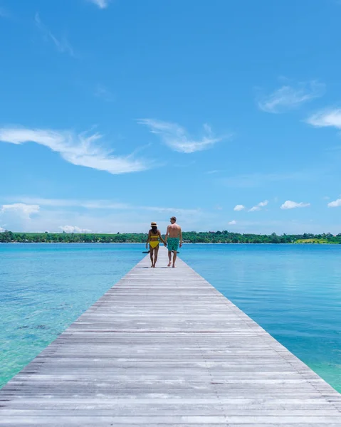 Paar Man Vrouw Een Houten Plank Lopen Een Tropisch Eiland — Stockfoto