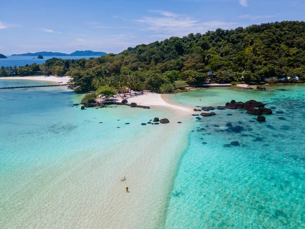 Mann Und Frau Einem Tropischen Strand Thailand Koh Kham Thailand — Stockfoto