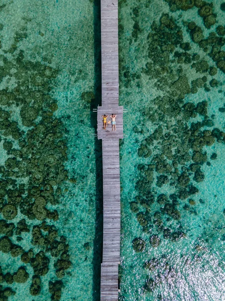 Coppia Uomo Donna Una Tavola Legno Passeggiata Isola Tropicale Thailandia — Foto Stock