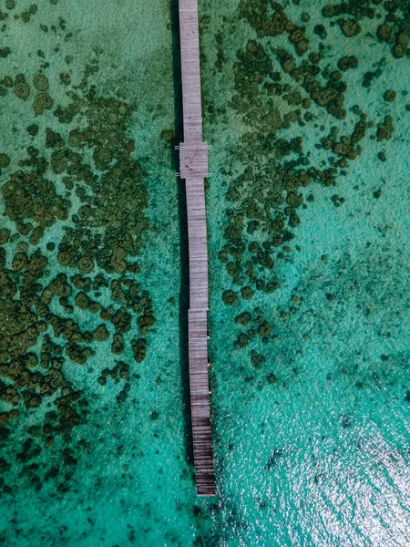 Paar Man Vrouw Een Houten Plank Lopen Een Tropisch Eiland — Stockfoto