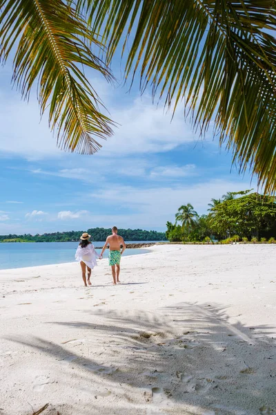 Paar Mannen Vrouwen Een Tropisch Eiland Thailand Koh Kham Island — Stockfoto