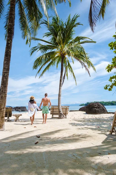 Paar Mannen Vrouwen Een Tropisch Eiland Thailand Koh Kham Island — Stockfoto