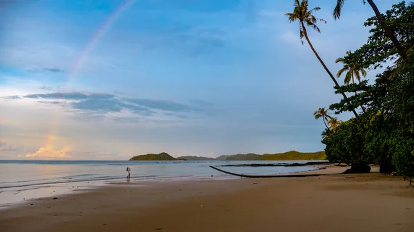Asiatische Frauen Betrachten Einen Regenbogen Strand Nach Einem Monsunregen Thailand — Stockfoto