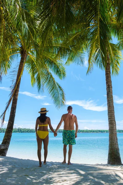 タイの熱帯のビーチで男と女 トラット 熱帯の島に住むアジア系女性と白人男性 — ストック写真