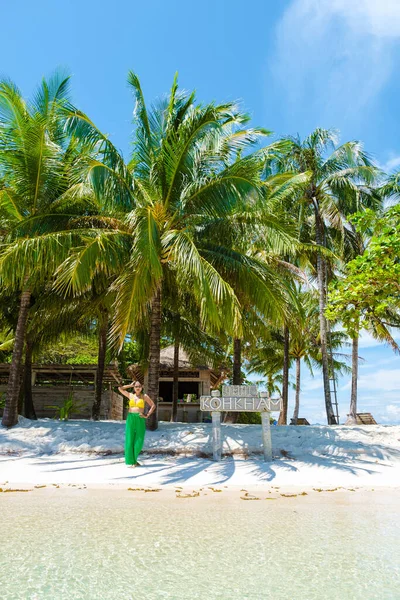 Uomo Donna Una Spiaggia Tropicale Thailandia Koh Kham Thailandia Trat — Foto Stock