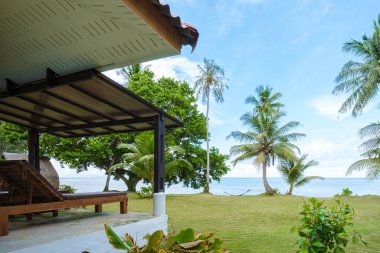 Koh Mak Tayland Ekim 2022, plaj köşkü palmiye ağaçları ile. 